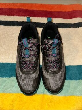 Kuru women’s 12 hiking.